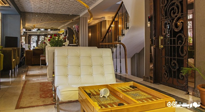 نمایی از نشیمن لابی هتل المینا